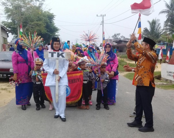 Ketua DPRD Pelalawan Adi Sukemi melepas peserta Pawai Budaya sempena HUT ke-14 Kecamatan Bandar Petalangan. (Foto: suarariau)