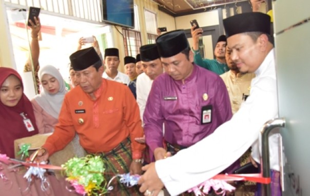 Bupati Kabupaten Rokan Hulu H. Sukiman didampingi oleh Direktur Kredit dan Syariah Bank Riau Kepri Tengkoe Irawan meresmikan Bank Riau Kepri Syariah Rohul.