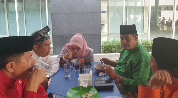 Ahmad Syah Harrofie (ASH) berbaju hijau sedang sarapan di Kantin Kantor Gubernur Riau, Jumat (10/1/2020) pagi.