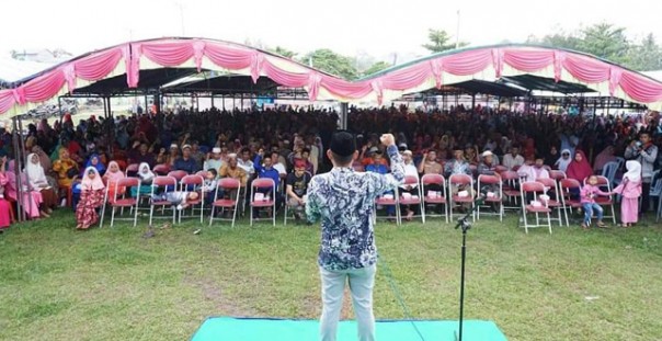 Nur Azmi Hashim dan ribuan simpatisannya di Pantai Tanjung Medang Rupat Utara tahun lalu./suarariau.co