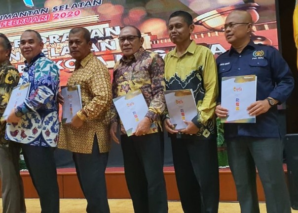 Lima Wartawan Senior Riau Terima Press Card Number One di Puncak HPN |  