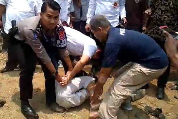 Polisi mengamankan pelaku penusukan terhadap Menko Polhukam Wiranto di Pandeglan, Kamis (10/10). /rol