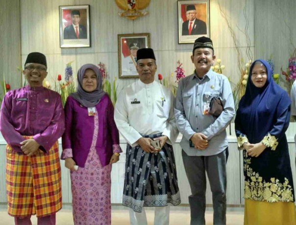 Sekda Siak Jamaluddin bersama Ketua KI Riau Zufra Irwan dan Kadis Kominfo serta komisioner KI usai koordinasi pelaksanaan Bimtek Kades se-Kabupaten Siak. /ist