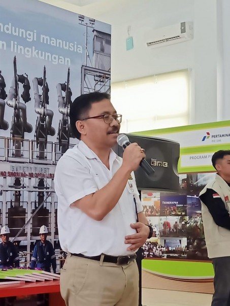 Deputi Dukungan Bisnis SKK Migas, Sulistya H Wahyu memberikan penjelasan terkait KKKS dibawah koordinasi SKK Migas saat mengunjungi migas center di uir, Kamis 3 Maret 2020.