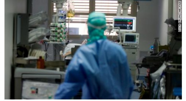 Seorang dokter mengawasi pasien coronavirus di unit perawatan intensif rumah sakit Brescia, Italia.