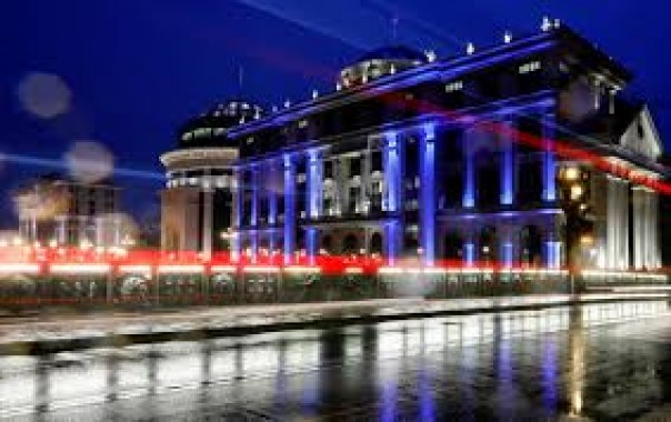 Kantor kementerian luar negeri Makedonia Utara di Skopje mengubah lampu menjadi biru untuk menandai negara itu menjadi anggota ke-30 NATO pada 30 Maret