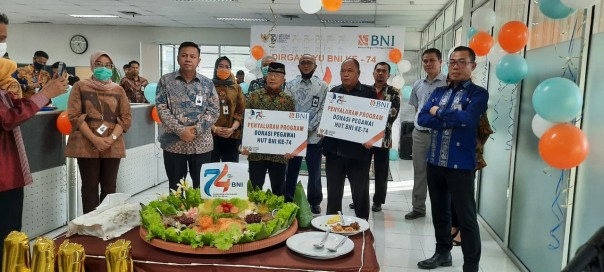 Head Of Region BNI Wilayah Padang S Hidayat Safwan melakukan penyerahan 8.588 paket sembako yang dibagikan pada HUT ke-74