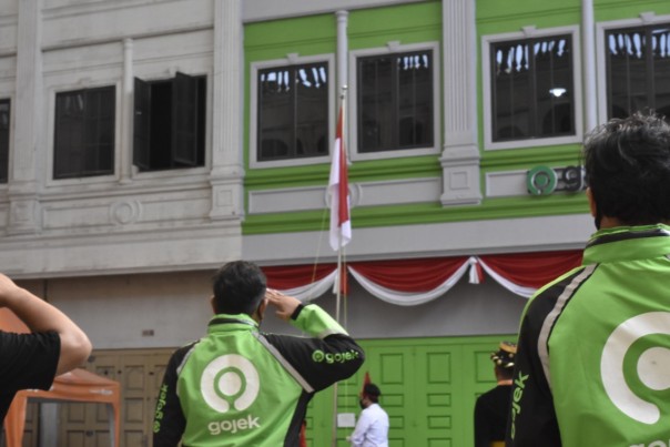 Suasana upacara peringatan Kemerdekaan RI ke-75 di kantor Gojek Medan, yang diikuti oleh perwakilan mitra Gojek dan karyawan Gojek yang mengenakan pakaian adat dari berbagai daerah. Setelah upacara, dilakukan peluncuran aplikasi driver Gojek yang ter