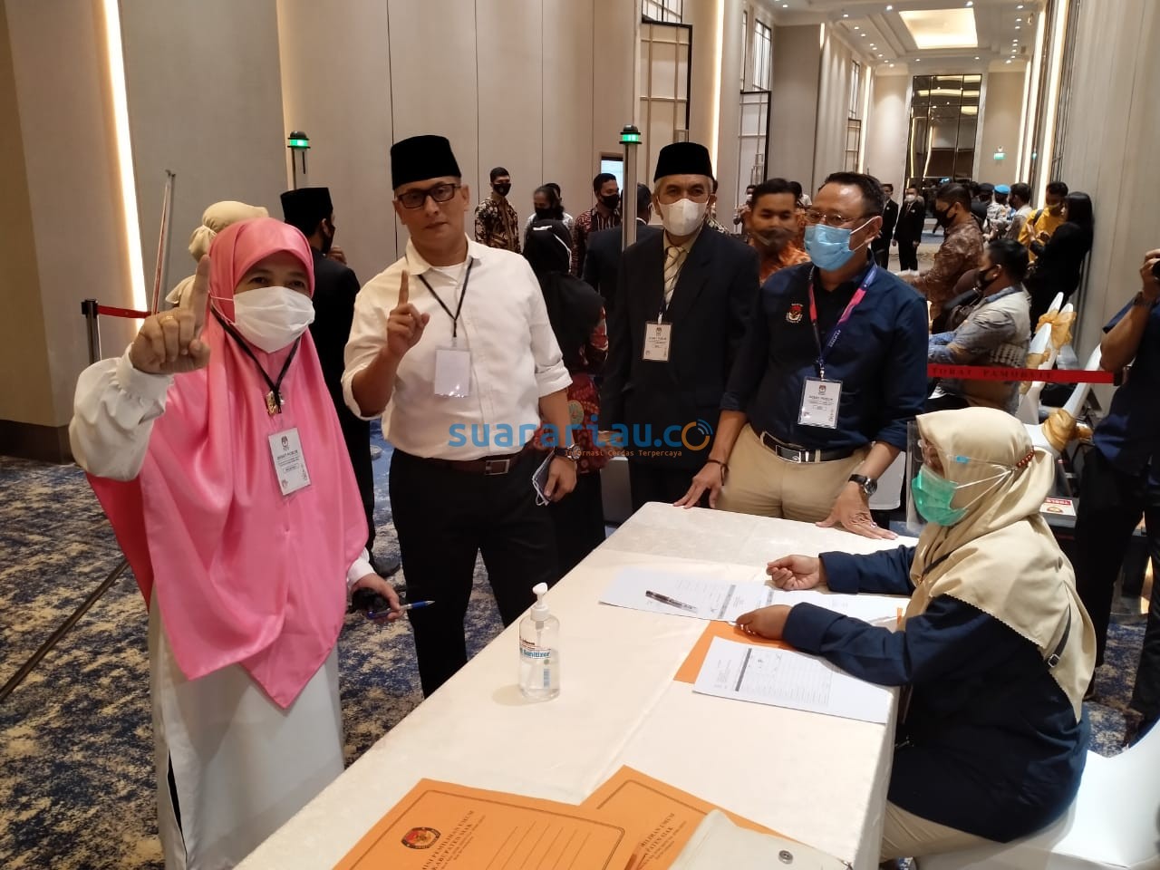 Pasangan Syaid Abu Bakar Asesegaf dan Reni Nurita memasuki ruang debat kandidat Pilkada Siak