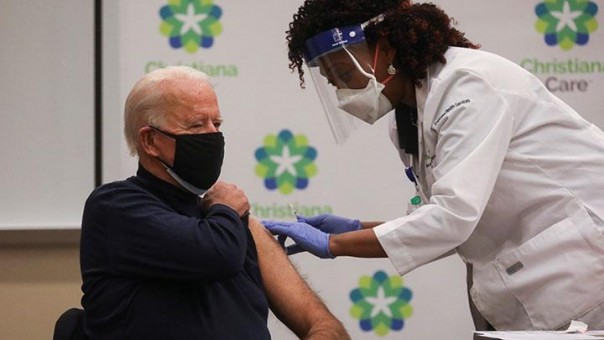Joe Biden mendapat suntikan vaksin Pfizer Covid-19 yang pertama