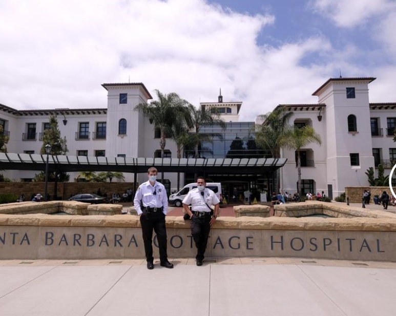 Penjaga keamanan berdiri di luar Rumah Sakit Santa Barbara Cottage, Minggu, 6 Juni 2021, di Santa Barbara, California. (Foto AP)