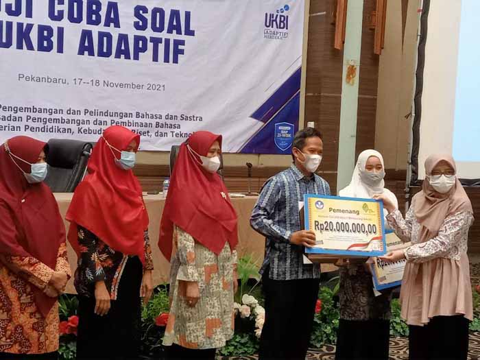 Kepala SMA Swasta Cendana Mandau,  Bambang Kariyawan, YS M.Pd menerima penghargaan  yang diserahkan Tri Wulandari dari Pusat Pengembangan dan Pelindungan Bahasa dan sastra Badan Pengembangan dan Pembinaan Bahasa/suarariausuarariau
