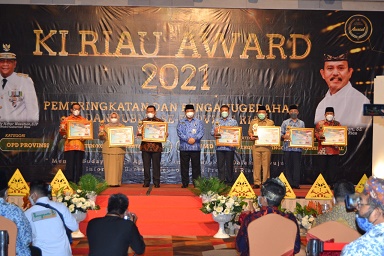 Para kepala daerah di Provinsi Riau foto bersama dengan Sekdaprov SF Hariyanto usai menerima penghargaan 