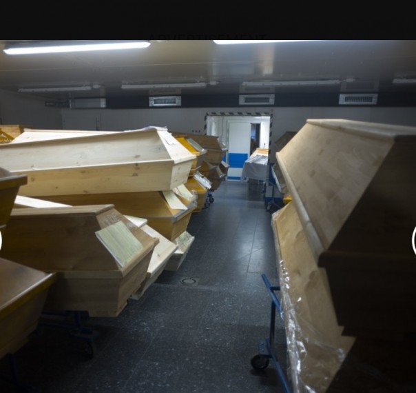 3 dari 12 Peti mati ditumpuk dengan peti mati lainnya di kamar mayat krematorium di Meissen, Jerman, Senin, Januari. 11, 2021. Krematorium biasanya memiliki 70 hingga 100 peti mati di lokasi sepanjang tahun ini, sekarang memiliki 300 jenazah yang men