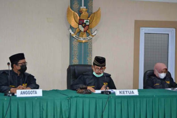 Majelis Komisioner KI Riau yang terdiri dari Zufra Irwan (ketua), Alnofrizal dan Hasnah Gazali (anggota) ketika membacakan putusan sengketa informasi publik dengan termohon KONI Rokan Hulu. /ist