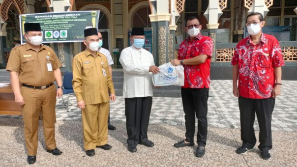 MUI Riau Terima  180 Paket Lebaran Dari PSMTI Riau