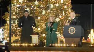Pohon Natal Nasional Menyala  Menerangi Biden
