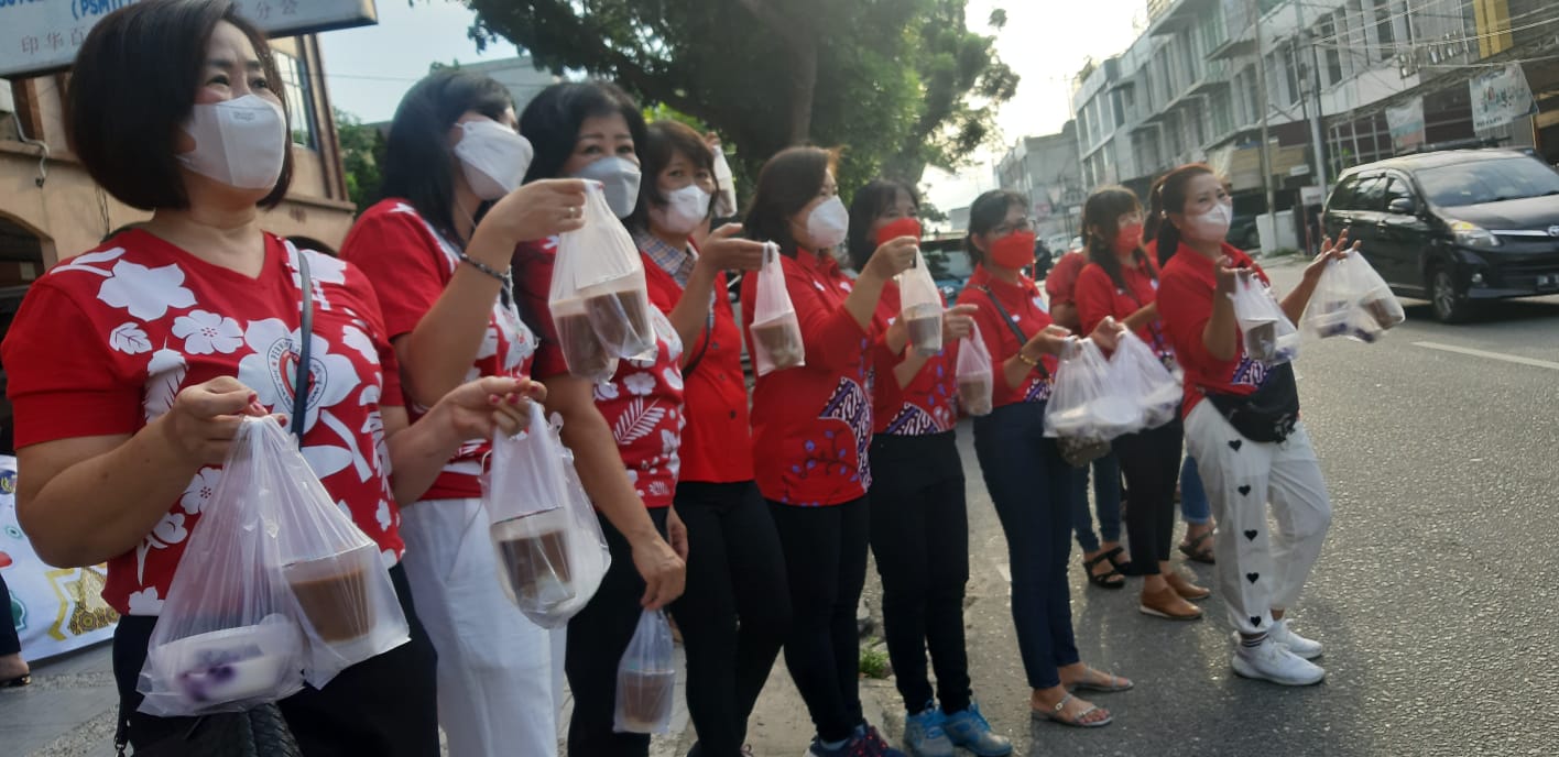 Perwanti dan PSMTI Riau Bagikan 500 Takjil Bagi Warga di Sektar Jalan Setia Budi