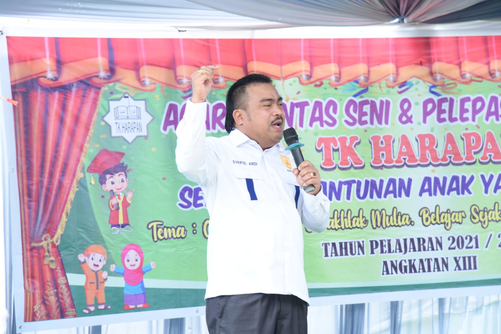Wakil Ketua DPRD Syaiful Ardi menghadiri acara pelepasan murid TK Harapan Desa Sebangar, Kecamatan Bathin Solapan.