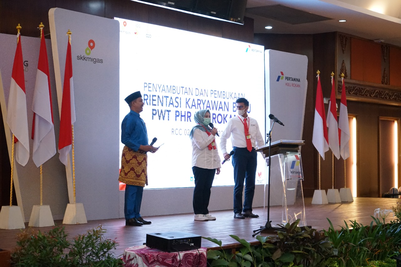 Dua orang putra putri Riau naik ke panggung untuk memperkenalkan diri dan mengekspresikan siri dihadapan hadirin atas bangganya  bisa bergabung menjadi tenaga kerja di Pertamina Hulu Rokan.(PHR).