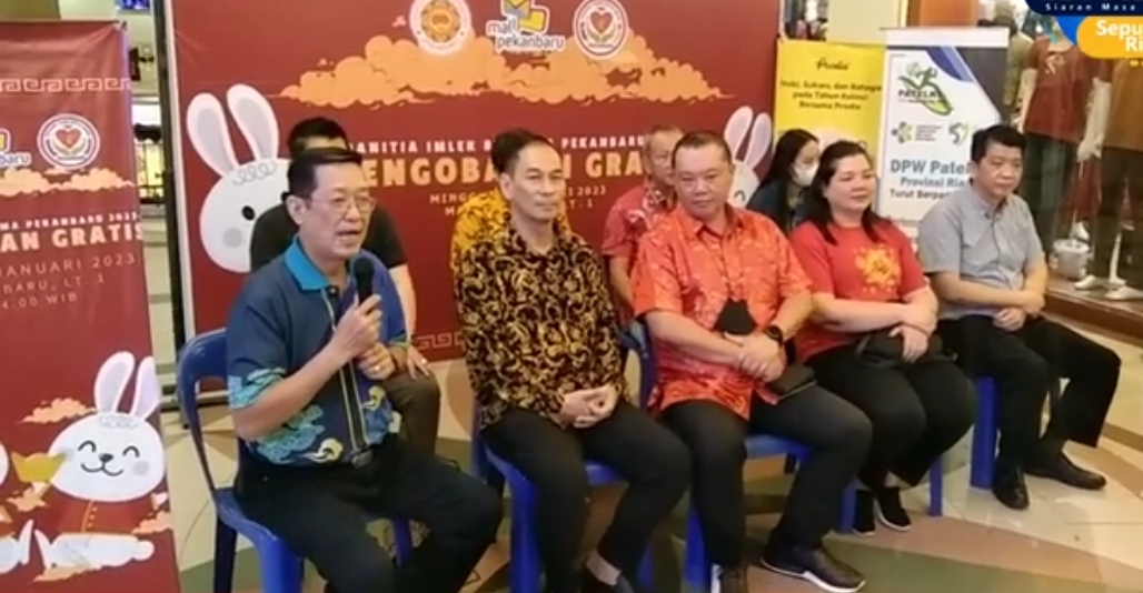 Ratusan Warga Pekanbaru Memeriksakan Diri Pada Pengobatan Gratis Yang Ditaja Panitia Imlek Bersama PSMTI Riau