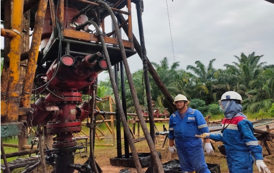 Peserta Magang Kerja PHR 2022 di divisi Operation & Maintenance (O&M), Wulandari Ramadhani saat melaksanakan aktivitas observasi di sumur minyak WK Rokan yang menjadi salah satu tulang punggung energi nasional.(FOTO/PHR)