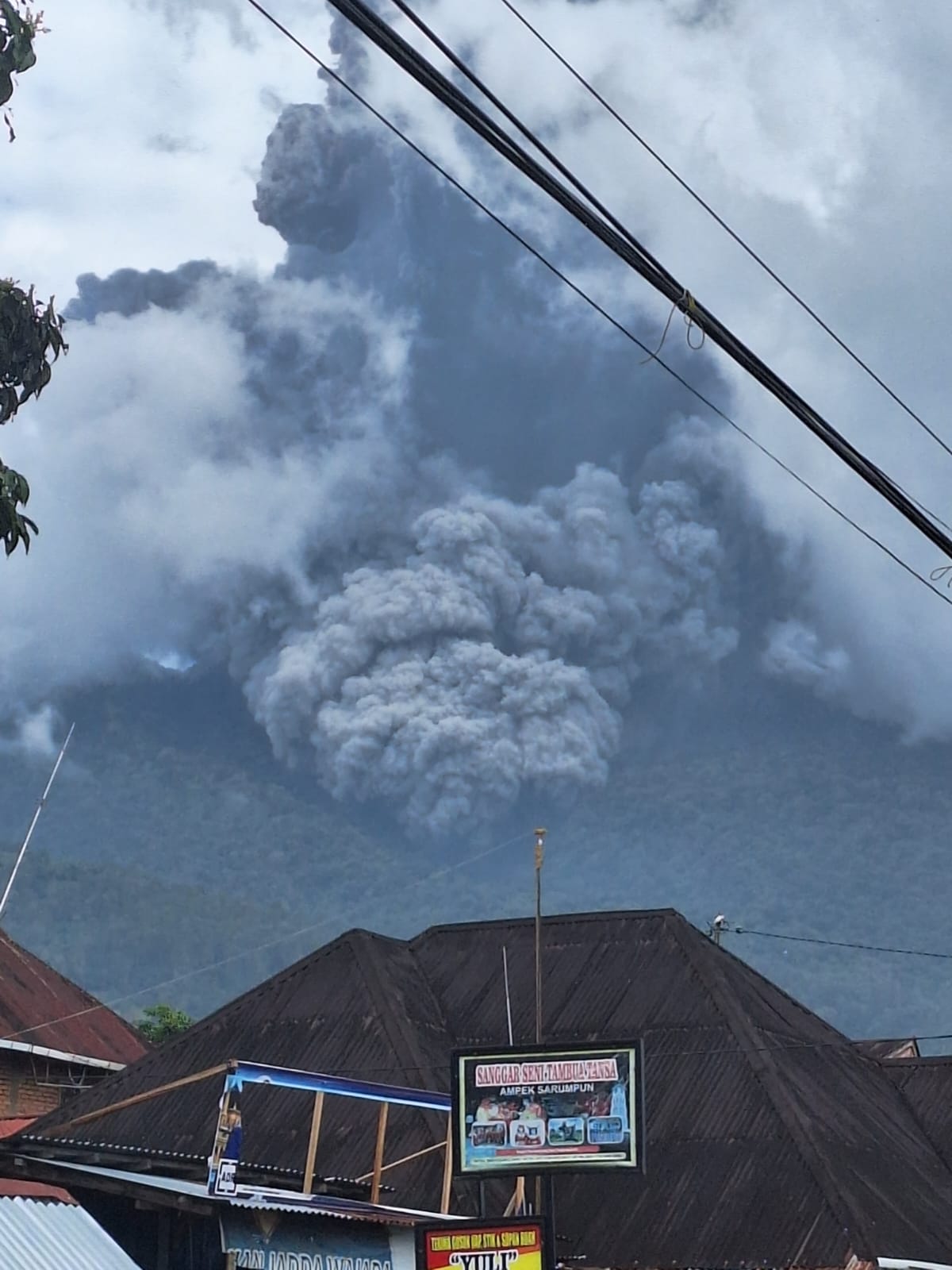Waspada!Gunung Marapi Sumbar Muntahkan  Abu Vulkanik  Hingga 3.000 Meter